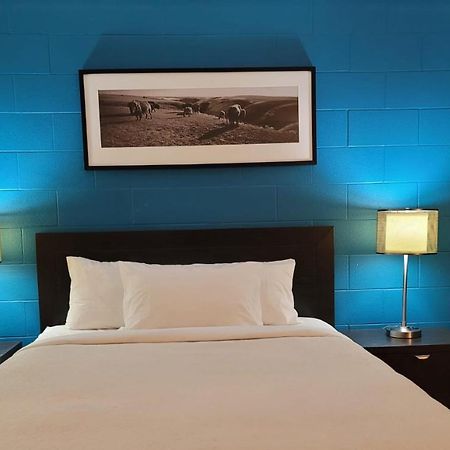 Roadking Inns Motel Калгари Экстерьер фото