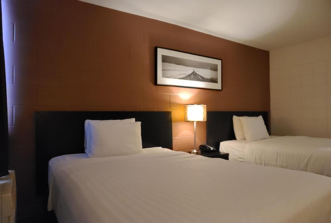 Roadking Inns Motel Калгари Экстерьер фото