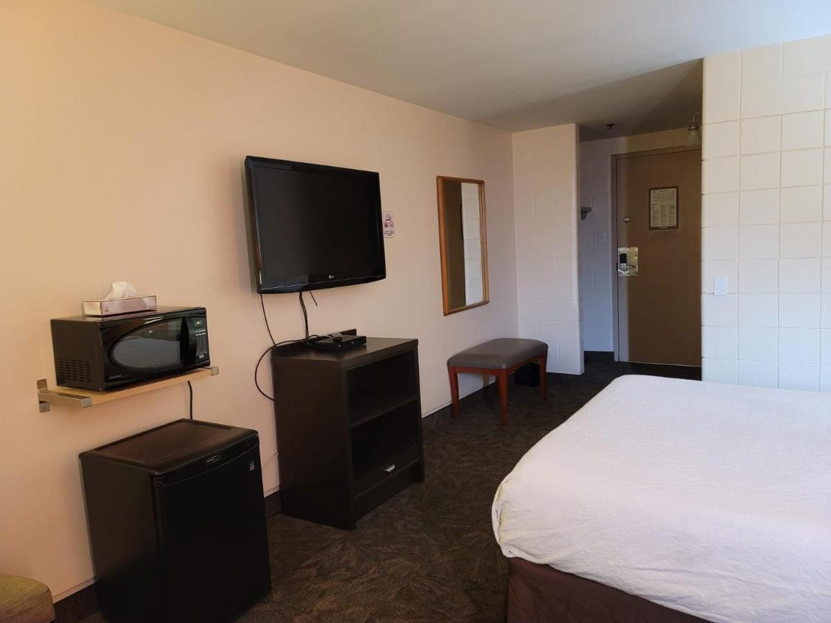 Roadking Inns Motel Калгари Экстерьер фото