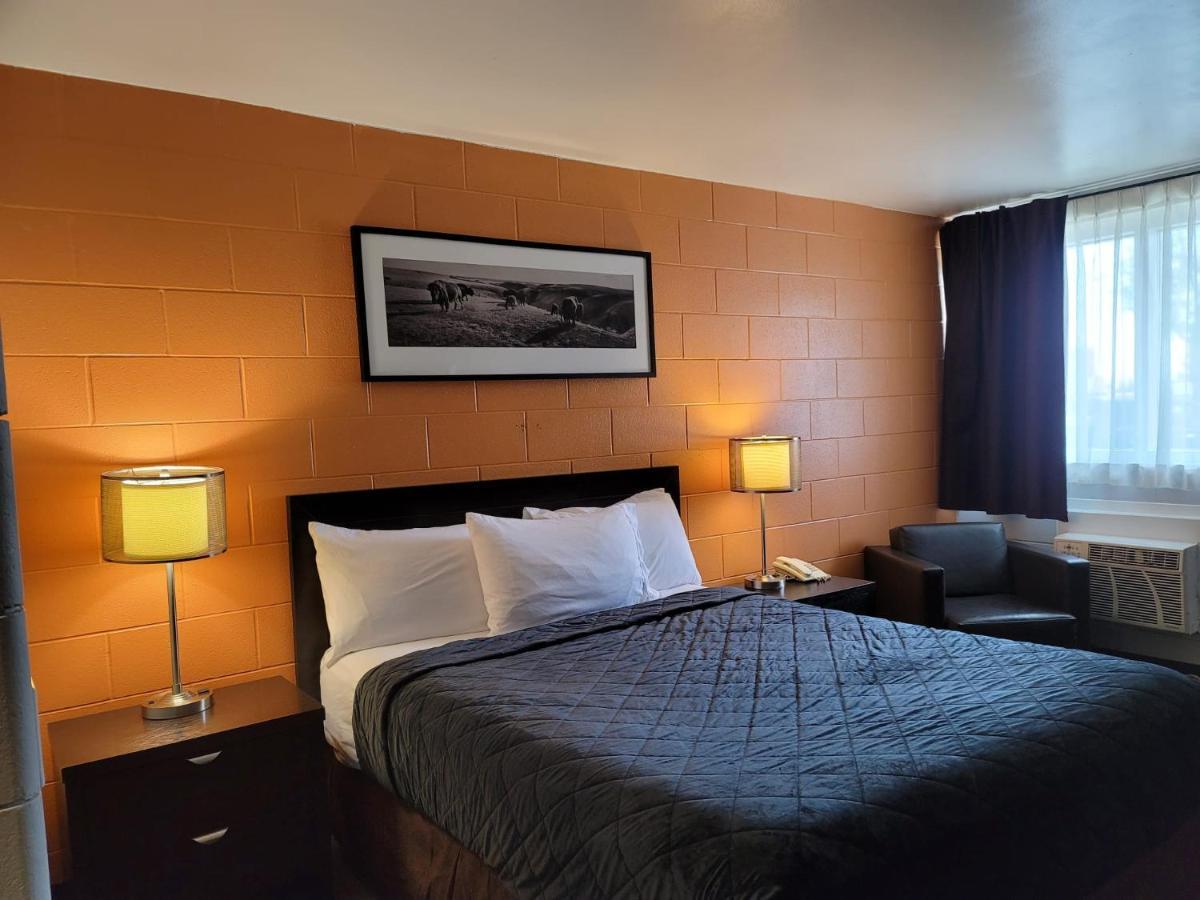 Roadking Inns Motel Калгари Экстерьер фото
