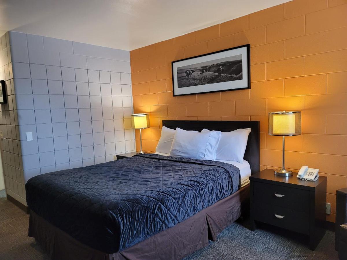 Roadking Inns Motel Калгари Экстерьер фото
